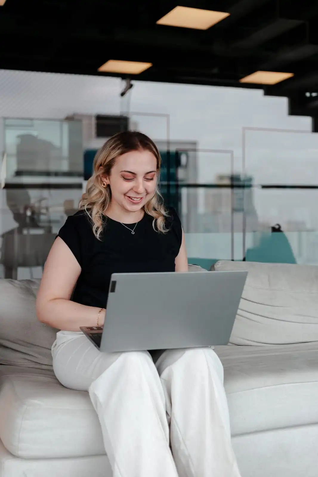 Psicóloga realizando atendimento online por videochamada